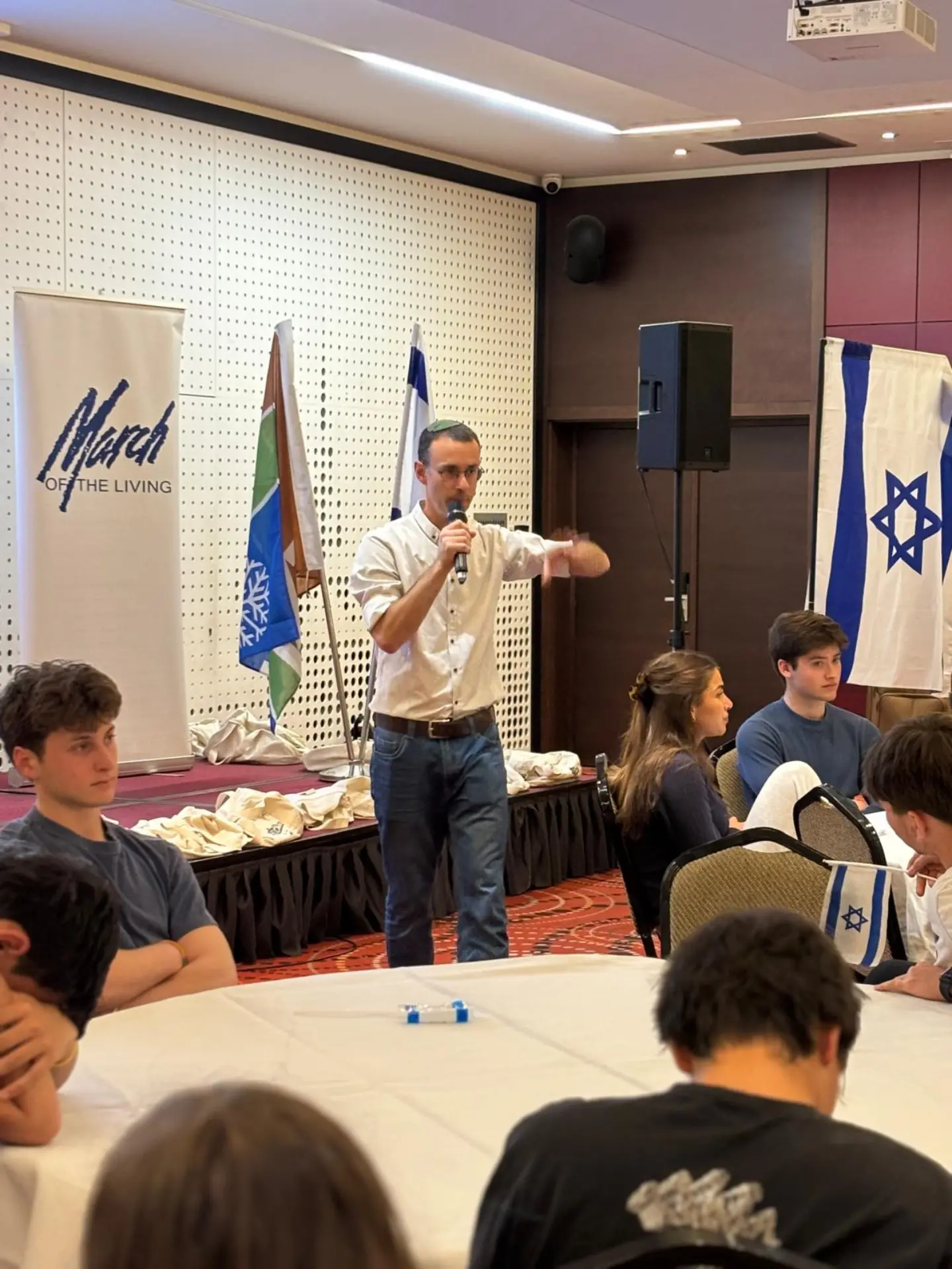 יואל פרנקנבורג מעביר סדנה לבני נוער סביב שולחנות עגולים