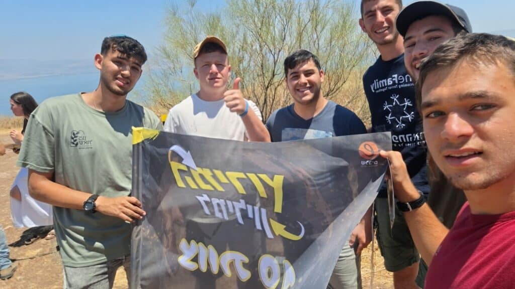 קבוצת משתתפים עם דגל המירוץ למיליון בפעילות של מרכז שלבים