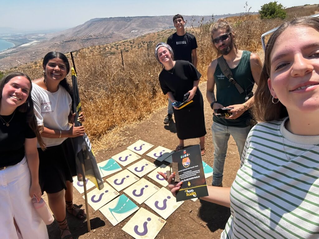 קבוצה פותרת משימת אותיות במשחק המירוץ למיליון בשטח